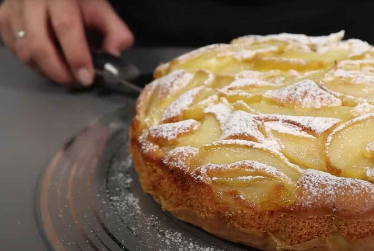 Этот рецепт пирога спасёт перед приходом гостей. Как приготовить шарлотку из груш за час?