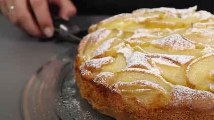 Этот рецепт пирога спасёт перед приходом гостей. Как приготовить шарлотку из груш за час?