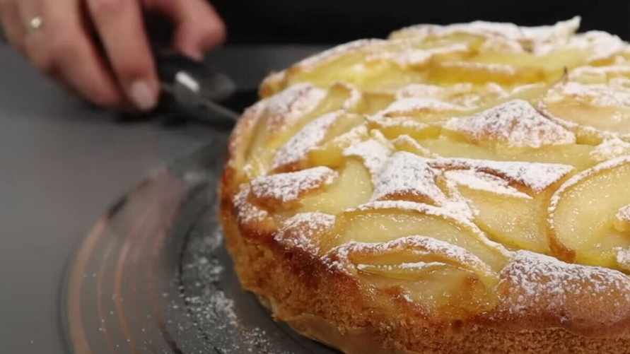 Этот рецепт пирога спасёт перед приходом гостей. Как приготовить шарлотку из груш за час?