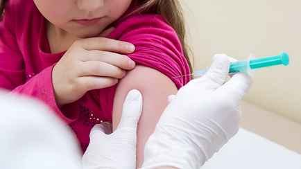 Могут ли в Беларуси поставить семью на учёт за отказ от прививок? Юристы объяснили