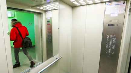 Белорус пожаловался на нерабочий лифт в новом доме. В Мингорисполкоме рассказали, почему не дадут денег на ремонт