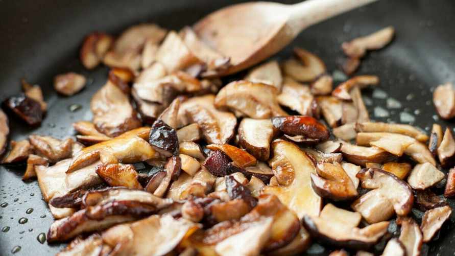 Сколько минут жарить боровики и лисички? Вот когда нужно добавить лук, чтобы "не перебил" вкус