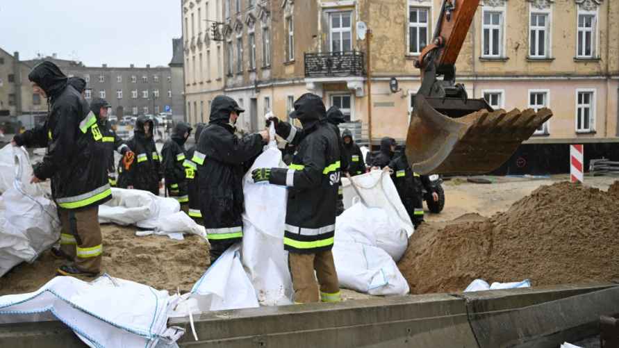 Пожарные наполняют мешки песком в Глухолазах на юге Польши
