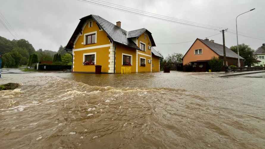 Затопленный дом во время сильного дождя в Микуловице, Чехия