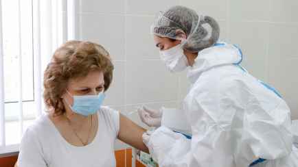 Белорусские поликлиники открыли запись на бесплатную вакцинацию от гриппа и Covid-19. Чем прививают?