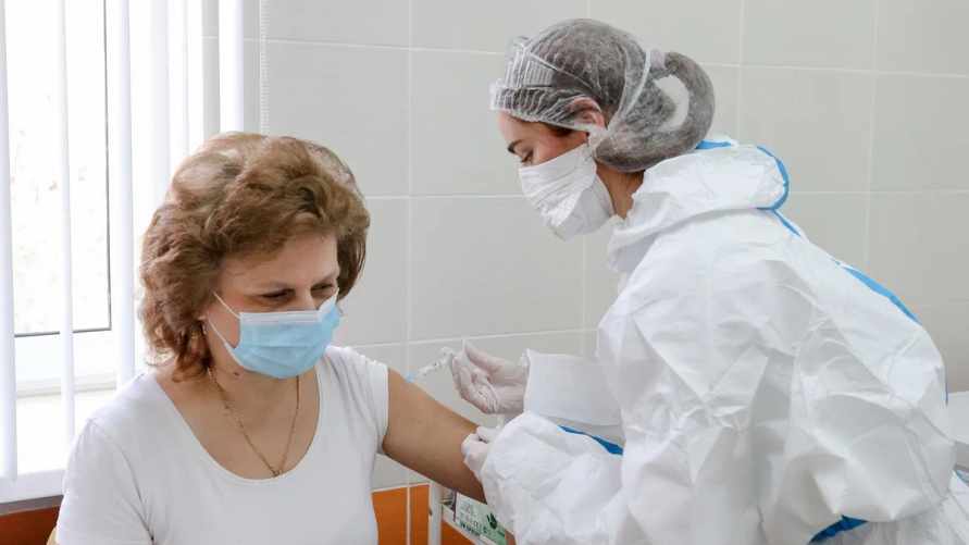 Белорусские поликлиники открыли запись на бесплатную вакцинацию от гриппа и Covid-19. Чем прививают?