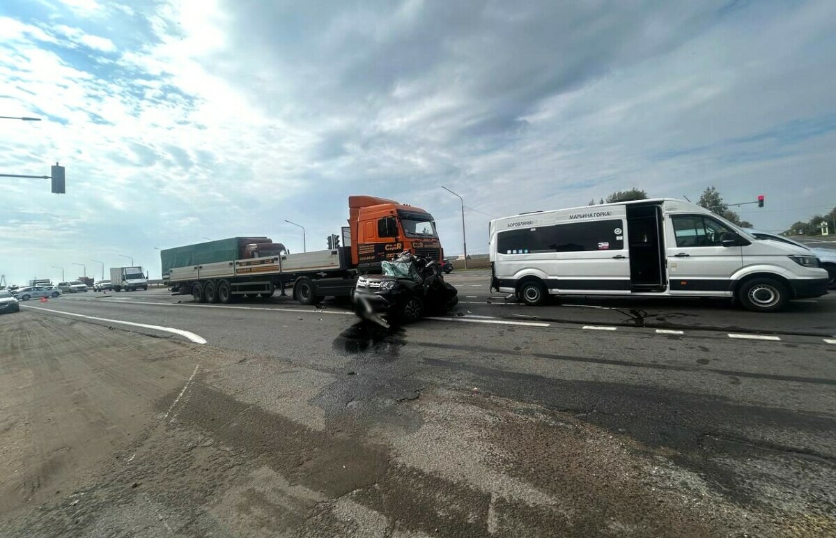 Под Минском Renault Duster врезался в маршрутку — 77-летний мужчина погиб на месте