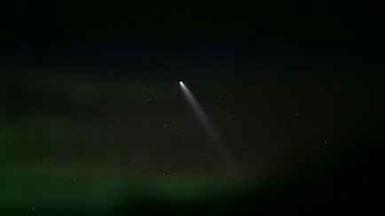 Космонавты показали как выглядит «комета века» с орбиты Земли