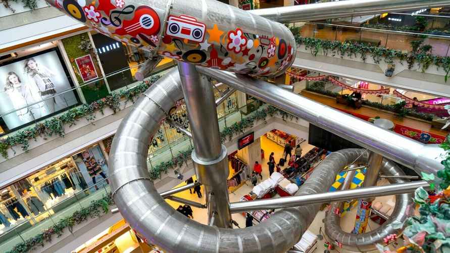 К слову, такие горки — не новшество. Вот, например, похожая, которая находится в одном из ТЦ Шанхая