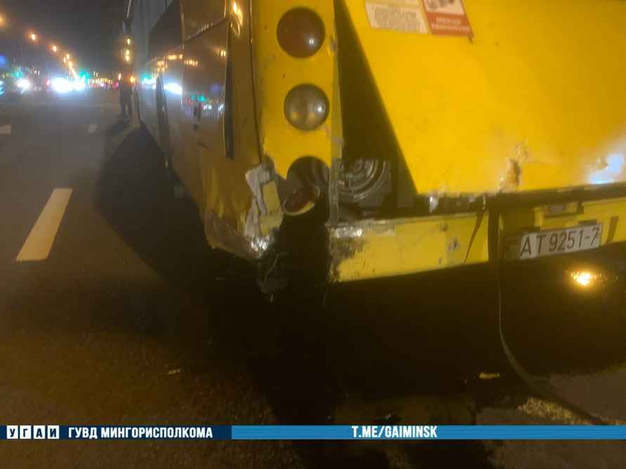 В Минске Volkswagen влетел в автобус – пострадала 16-летняя пассажирка