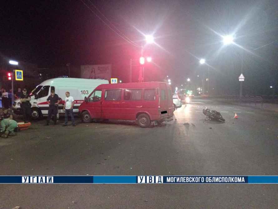 В Могилёве микроавтобус насмерть сбил мотоциклиста. Водитель сбежал с места ДТП