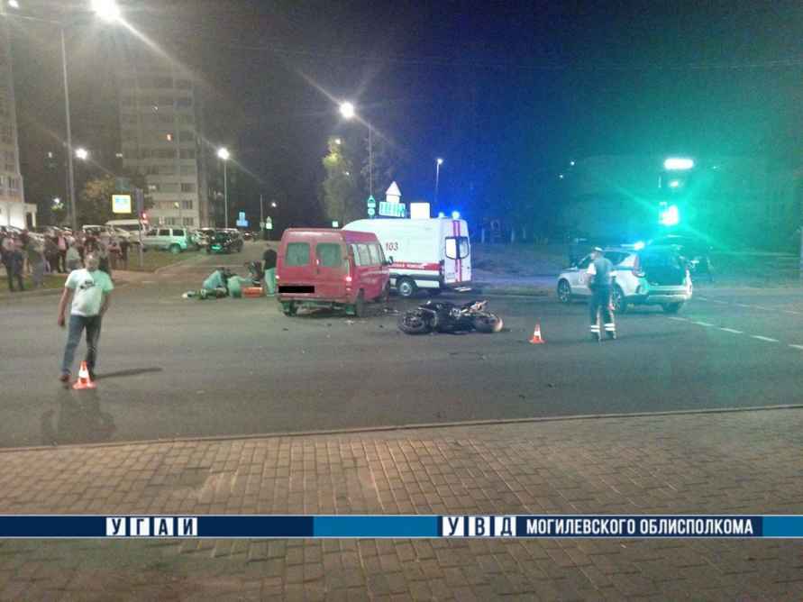 В Могилёве микроавтобус насмерть сбил мотоциклиста. Водитель сбежал с места ДТП