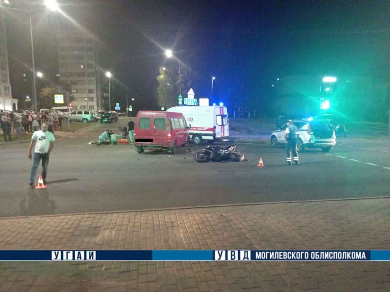 В Могилёве микроавтобус насмерть сбил мотоциклиста. Водитель сбежал с места ДТП
