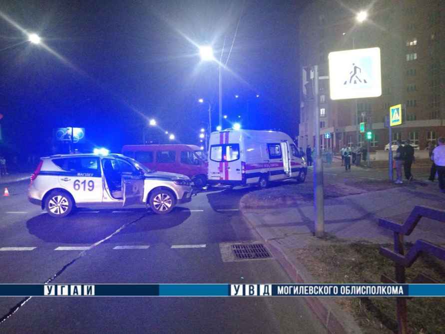 В Могилёве микроавтобус насмерть сбил мотоциклиста. Водитель сбежал с места ДТП