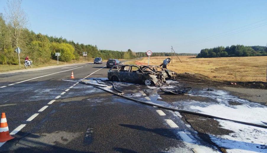 На Гродненщине две легковушки столкнулись и выгорели дотла – два человека в больнице