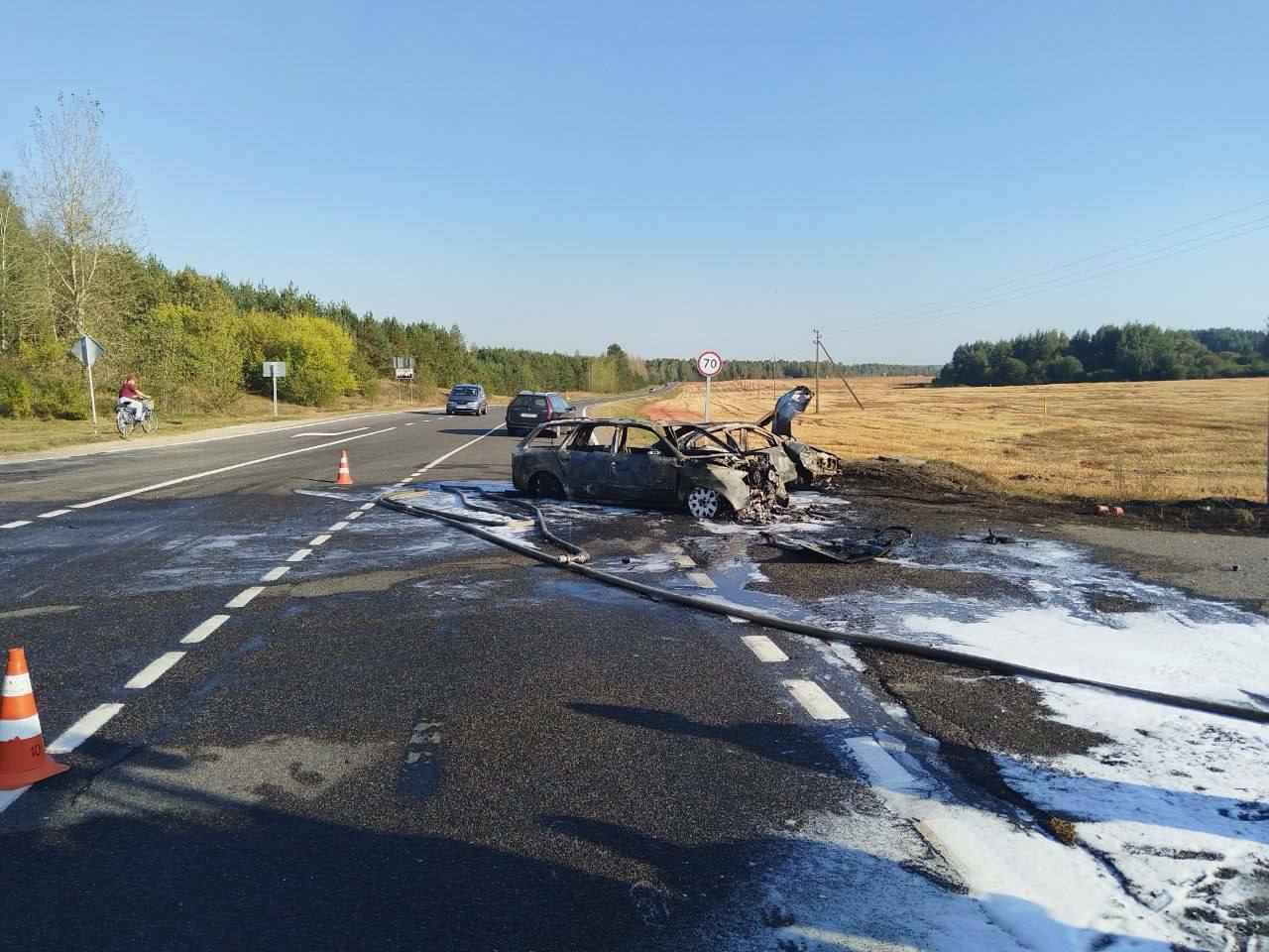 На Гродненщине две легковушки столкнулись и выгорели дотла – два человека в больнице