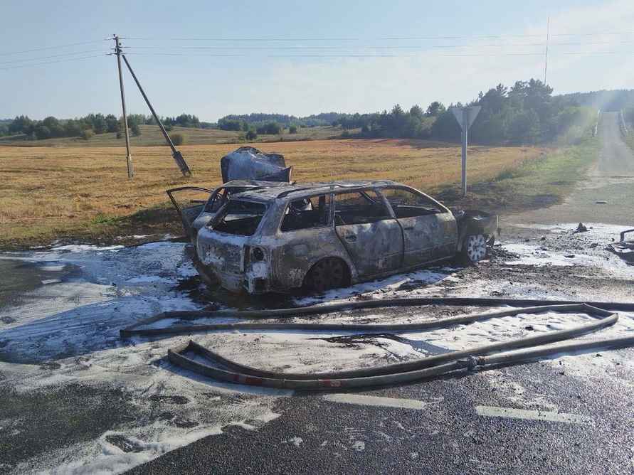 На Гродненщине две легковушки столкнулись и выгорели дотла – два человека в больнице