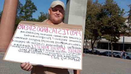 Белорус устроил пикет у мэрии Клайпеды. Чего добивается от литовских властей?