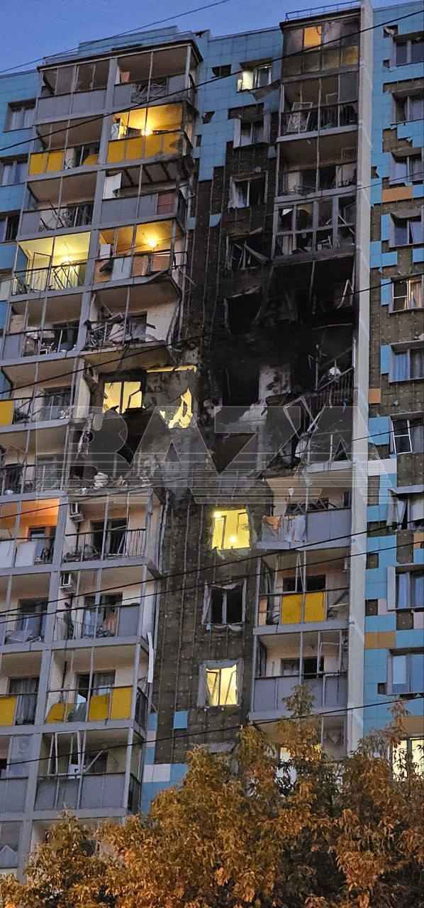 Горящие многоэтажки, закрытые аэропорты и перекрытые трассы. Подмосковье атаковали десятки беспилотников