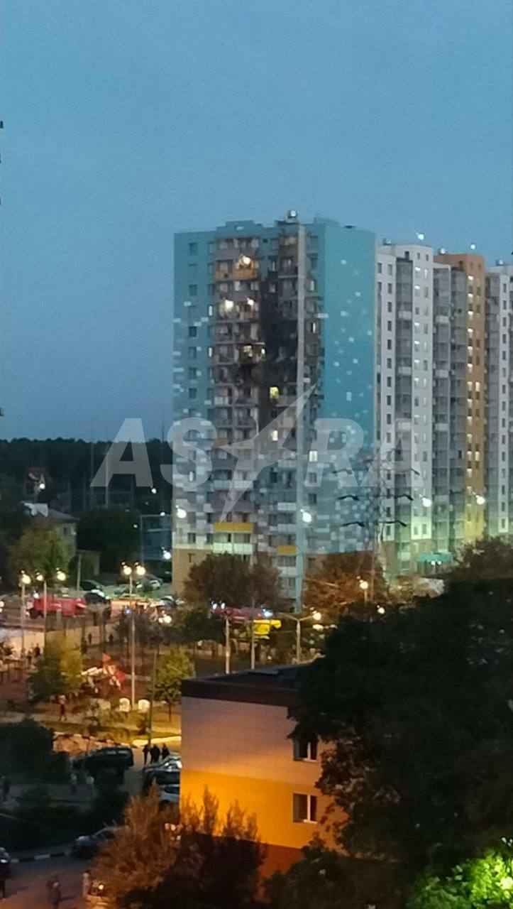 Горящие многоэтажки, закрытые аэропорты и перекрытые трассы. Подмосковье атаковали десятки беспилотников