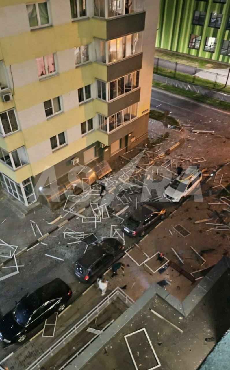 Горящие многоэтажки, закрытые аэропорты и перекрытые трассы. Подмосковье атаковали десятки беспилотников