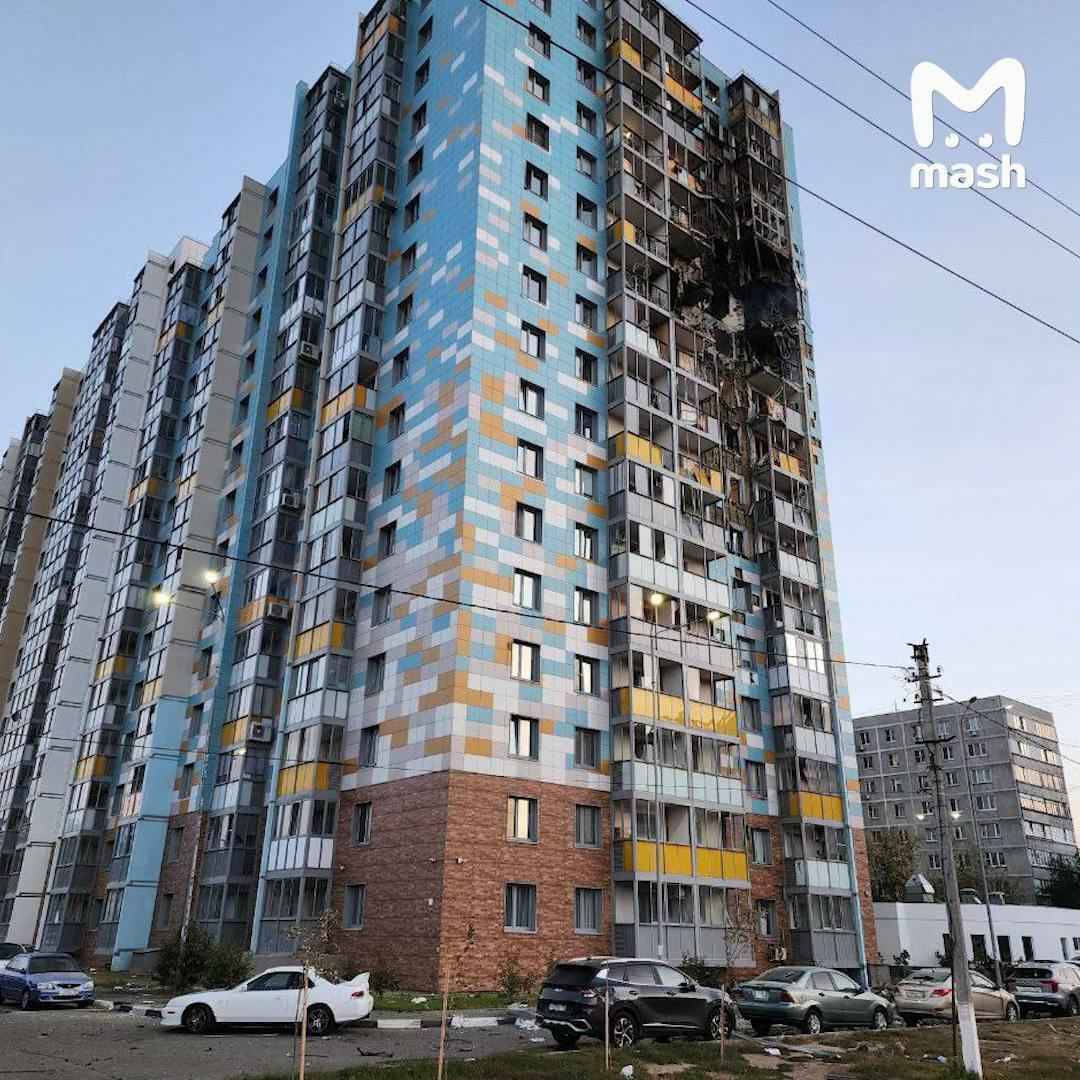 Горящие многоэтажки, закрытые аэропорты и перекрытые трассы. Подмосковье атаковали десятки беспилотников