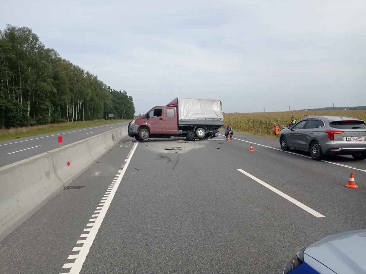 Под Лидой легковушка влетела в автомобиль дорожников– водитель погиб