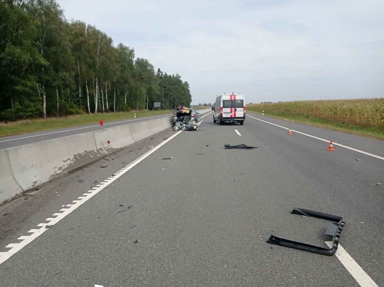 Под Лидой легковушка влетела в автомобиль дорожников– водитель погиб