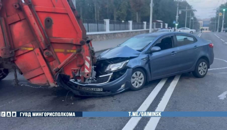 В центре Минска легковушка врезалась в мусоровоз – двое в больнице