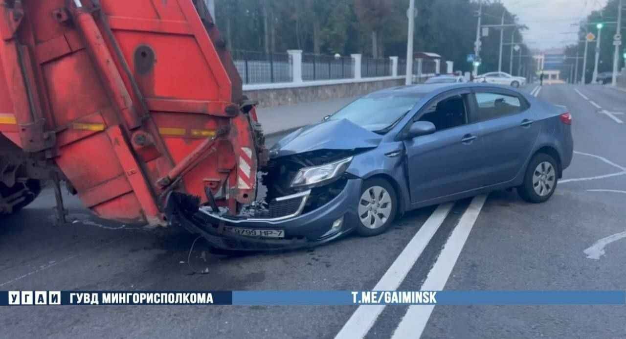 В центре Минска легковушка врезалась в мусоровоз – двое в больнице