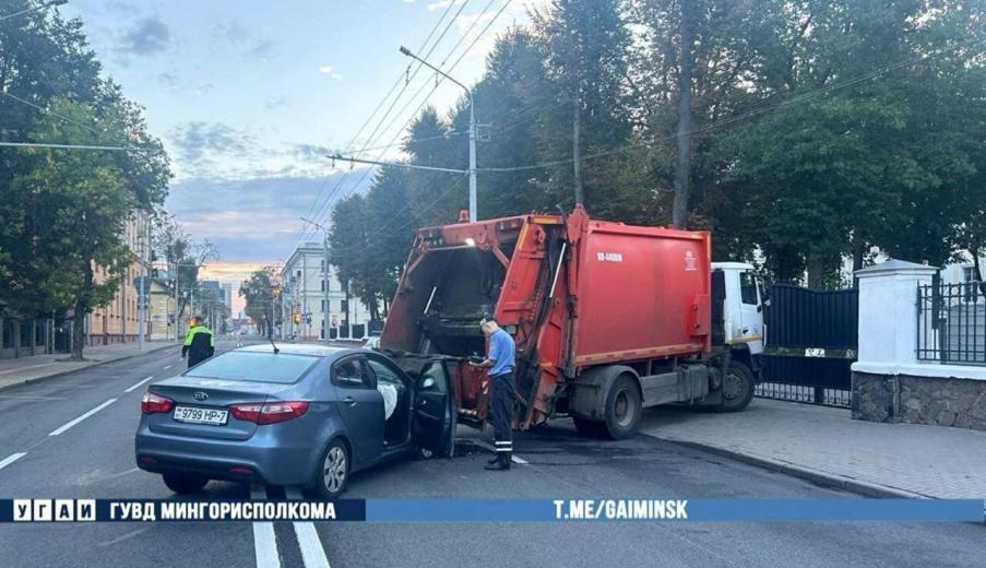 В центре Минска легковушка врезалась в мусоровоз – двое в больнице