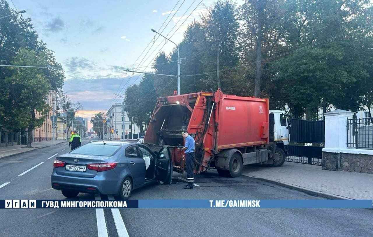 В центре Минска легковушка врезалась в мусоровоз – двое в больнице