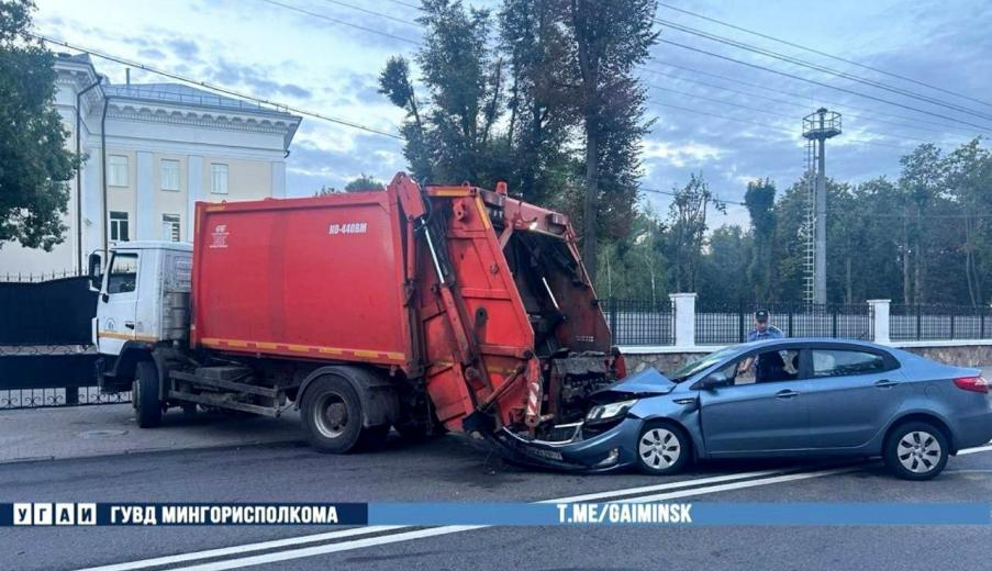 В центре Минска легковушка врезалась в мусоровоз – двое в больнице