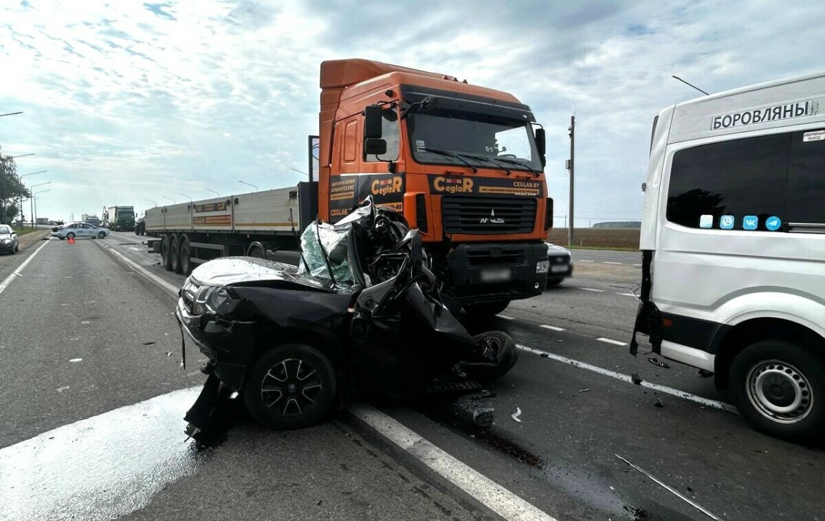 Под Минском Renault Duster врезался в маршрутку — 77-летний мужчина погиб на месте