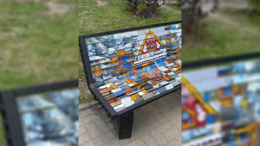 "А сидеть на ней можно?" — В Минске обнаружили скамейку-"мозаику", которую нужно собрать. Это как?