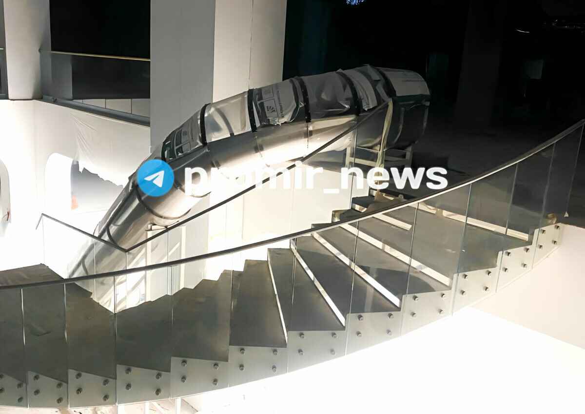 В Минском ТЦ построили горку между этажами. Кому можно прокатиться вместо спуска по лестнице?