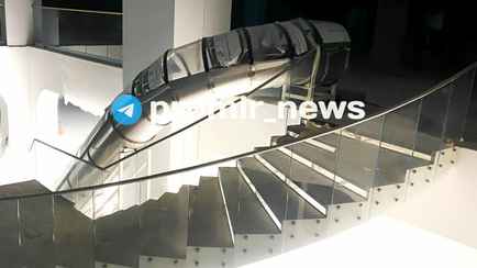 В Минском ТЦ построили горку между этажами. Кому можно прокатиться вместо спуска по лестнице?