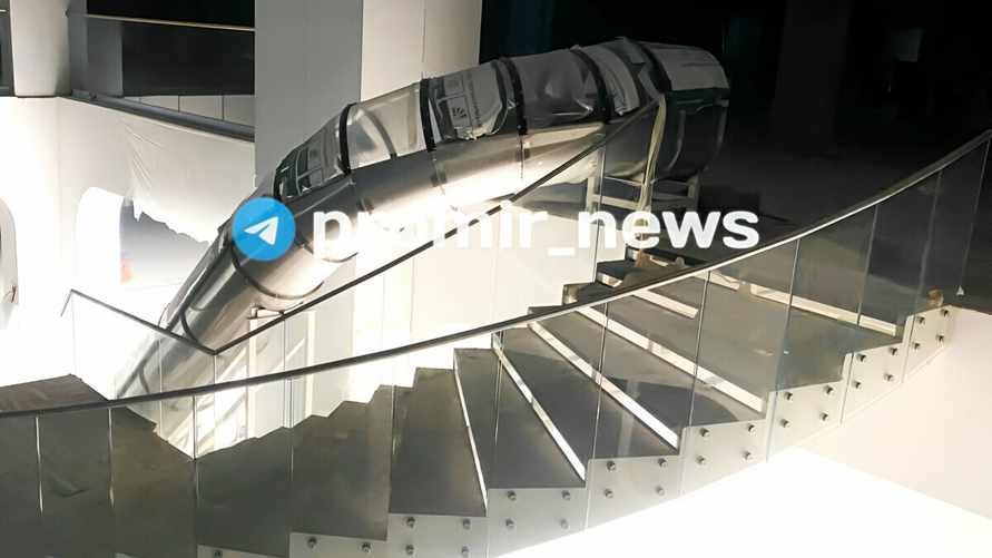 В Минском ТЦ построили горку между этажами. Кому можно прокатиться вместо спуска по лестнице?