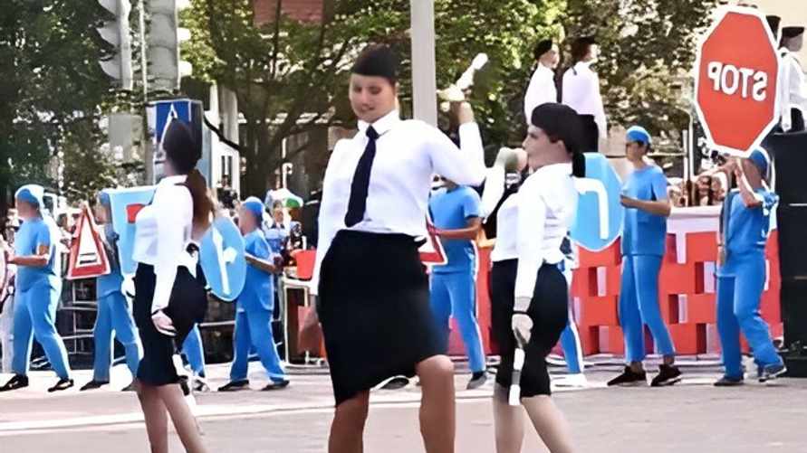 "Теперь я видел всё на этом свете" — В Солигорске сотрудники ГАИ станцевали прямо посреди улицы