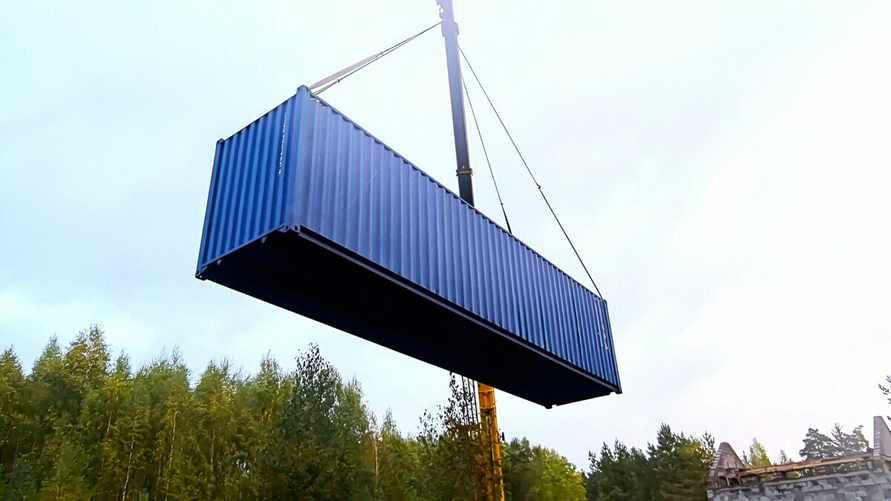 "Всё делали по видео на YouTube". Белорусы построили дом из морского контейнера. За сколько?