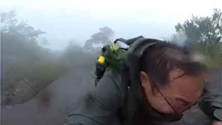 На видео попало, как 42-летний китаец сорвался с горы. Посмотрите, что его спасло