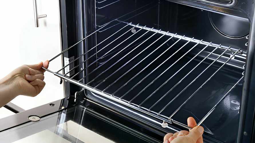 "В 63 года только узнала" - В TikTok показали настоящую функцию решетки для духовки. Многие использовали неправильно?