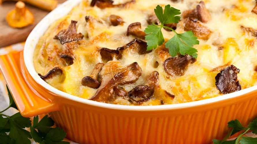 Как приготовить творожную запеканку с грибами? Нашли осенний рецепт, который превзойдёт сладкие варианты