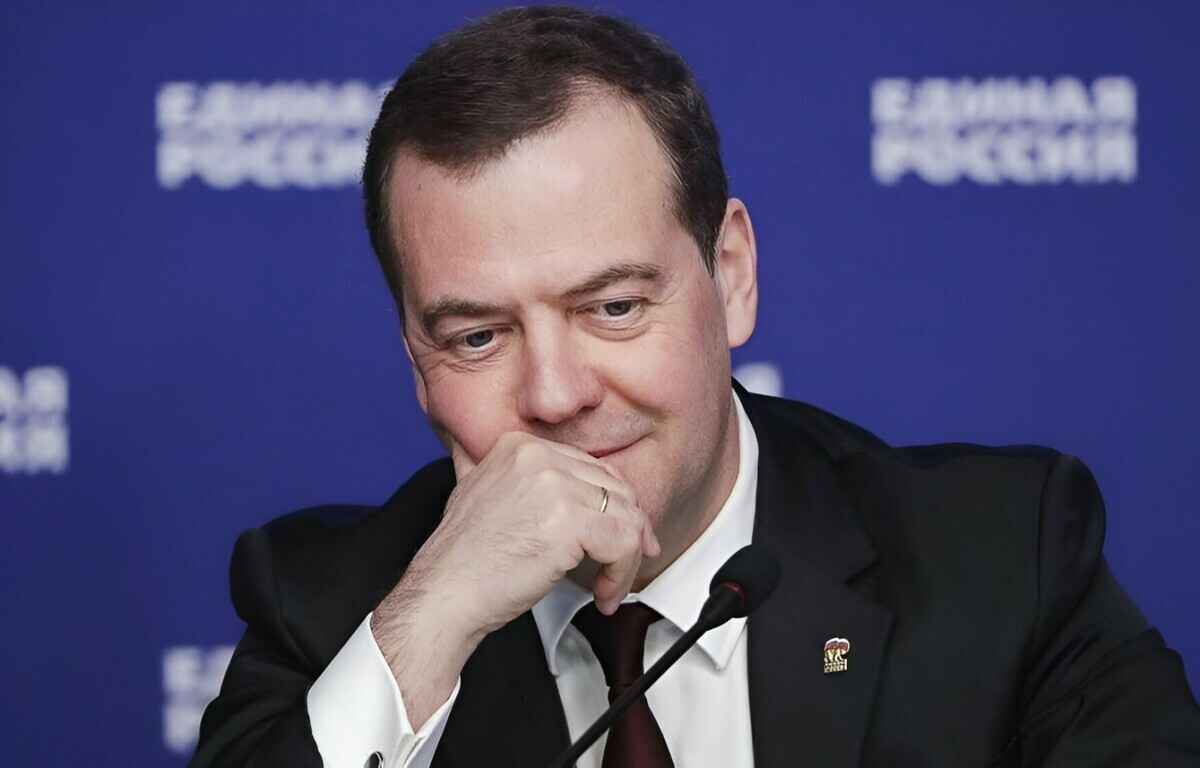 «Чтобы ворочались ночами и оглядывались на улице» — Медведев предложил создать публичную «базу врагов»