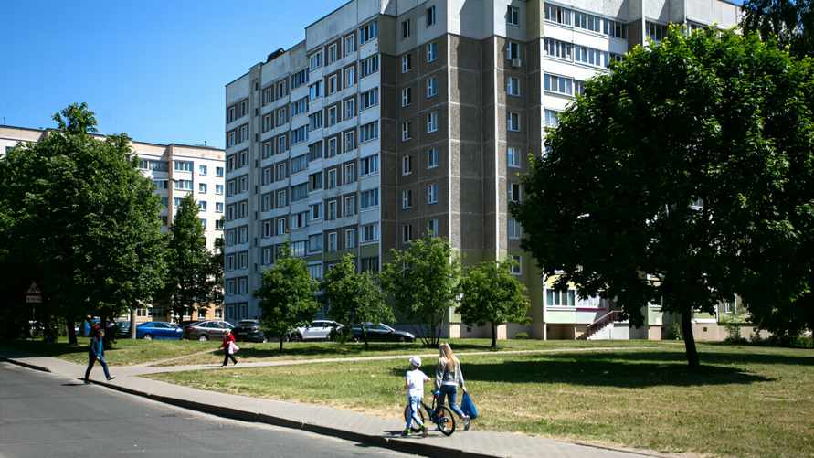 Эксперт по недвижимости посчитала, сколько нужно "не есть и не пить", чтобы купить "однушку" в Минске