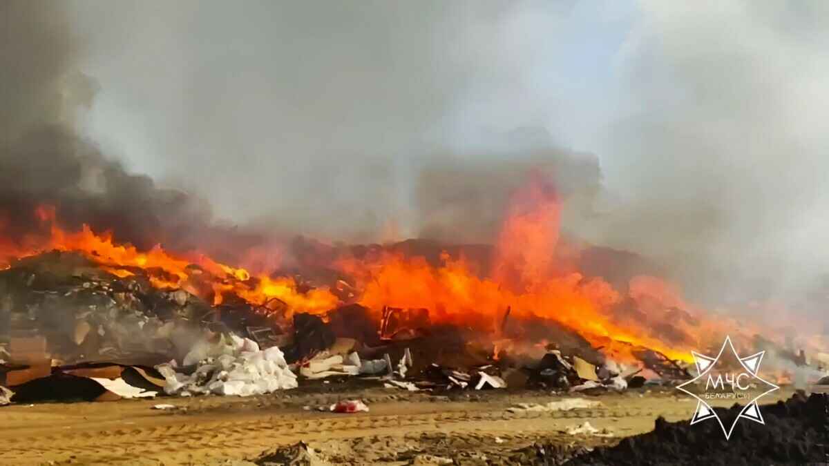 Чёрный дым и 7 машин МЧС. Под Минском загорелся мусорный полигон
