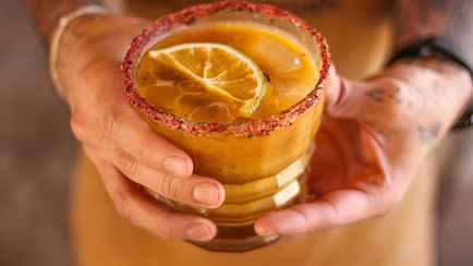 Этот домашний сок затмит магазинные аналоги зимой. Вот что нужно добавить к тыкве для свежести вкуса