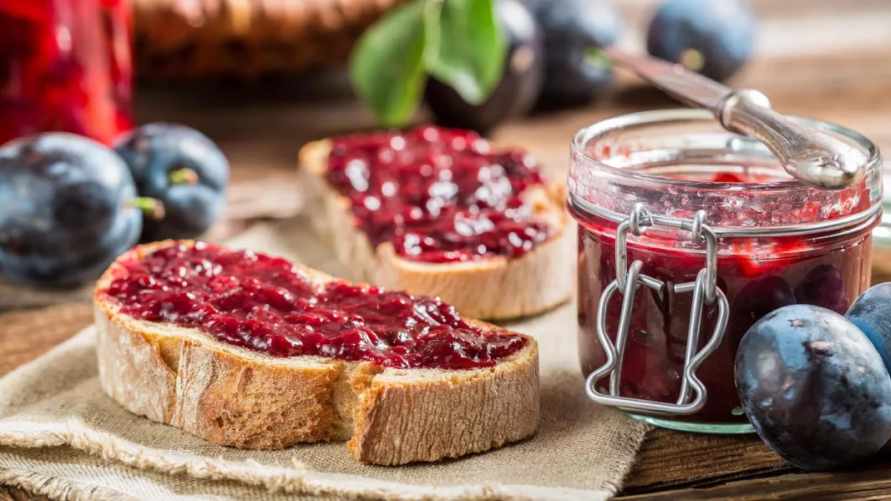 Добавьте 2 ложки этого продукта в сливовое варенье - и оно не заплесневеет. Нашли идеальный рецепт для мяса и десертов