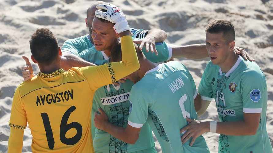 На фото игроки белорусской сборной по пляжному футболу