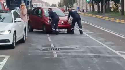 В ГАИ показали, как в Полоцке поехала машина без водителя